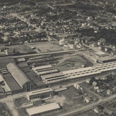 Vista aérea do complexo da Maesa e de parte dos bairros Lourdes e Exposição. Vê-se ainda a  Praça Monteiro Lobato, Senai e Colégio Emilio Meyer. Foto de 1973<!-- NICAID(14617477) -->