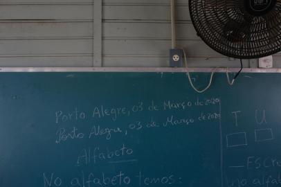  PORTO ALEGRE, RS, BRASIL, 19-10-2020: Escola Estadual Baltazar de Oliveira Garcia, no bairro Rubem Berta. O colégio tem apenas uma funcionária para limpeza e centenas de alunos. Instituição recebeu álcool gel, mas nenhum dispensador. Salas estavam fechadas e precisam de limpeza. A grama da pracinha também precisa de manutenção. Muitas escolas públicas não tem condições de reabrir para aulas presenciais.  (Foto: Mateus Bruxel)Indexador: Mateus Bruxel<!-- NICAID(14620189) -->