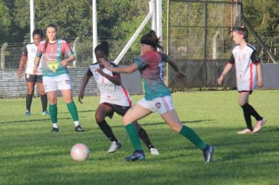 As gurias do Brasil de Farroupilha realizaram o último teste antes do retorno do Brasileirão A-2. O time da Serra derrotou o Flamengo, de Santa Cruz do Sul, por 5 a 1, em amistoso realizado no campo do Linha Santa Cruz, neste domingo (18). Os gols foram marcados por Kelly, Paty, Pâmela, Alice e Fraa. <!-- NICAID(14620723) -->