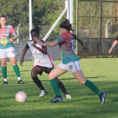 As gurias do Brasil de Farroupilha realizaram o último teste antes do retorno do Brasileirão A-2. O time da Serra derrotou o Flamengo, de Santa Cruz do Sul, por 5 a 1, em amistoso realizado no campo do Linha Santa Cruz, neste domingo (18). Os gols foram marcados por Kelly, Paty, Pâmela, Alice e Fraa. <!-- NICAID(14620723) -->