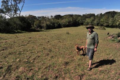  CAXIAS DO SUL, RS, BRASIL, 15/10/2020. Agricultor Valdineu Castilho, no interior de Criúva, mostra onde tinha as plantações de milho. O produtor rural que deixou de plantar milho na área mais perto do rio porque os javalis comiam ou destruíam tudo. O prejuízo é que tem que comprar o milho para alimentar os animais. (Porthus Junior/Agência RBS)<!-- NICAID(14617674) -->