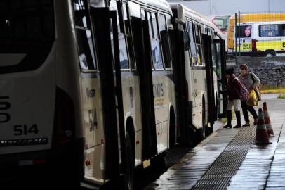  CAXIAS DO SUL, RS, BRASIL, 07/05/2020. Sobe em mais de 1.500% o número de idosos no transporte coletivo com a liberação da gratuidade acima de 65 anos. De cerca de 300 passes por dia que estavam transitando em ônibus nas últimas semanas, ontem foram 5.350 usuários idosos nos coletivos. Movimento na EPI Floresta. (Porthus Junior/Agência RBS)<!-- NICAID(14495071) -->