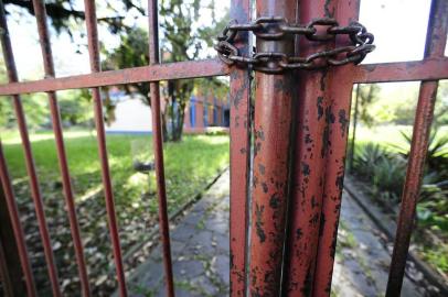  PORTO ALEGRE,RS,BRASIL.2020,10,20.Voltas as aulas,com portões fcehados,com correntes na Escola de Ensino Médio Infante dom Henrique.(RONALDO BERNARDI/AGENCIA RBS).<!-- NICAID(14620944) -->