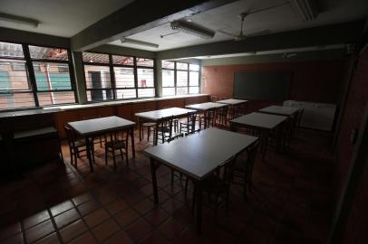  PORTO ALEGRE, RS, BRASIL - 20.10.2020 - Preparativos para retorno das atividades educacionais na Escola Estadual de Ensino Médio Professor Júlio Grau. (Foto: Lauro Alves/Agencia RBS)<!-- NICAID(14621011) -->