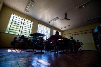  Viamão, RS, BRASIL, 14/03/2018 : Escola Estadual de Ensino Fundamental Érico Veríssimo está sem luz desde o começo das aulas e não tem previsão de voltar o serviço. professores e alunos improvisam em sala de aula. (Omar Freitas/Agência RBS)Indexador: Omar Freitas<!-- NICAID(13454968) -->