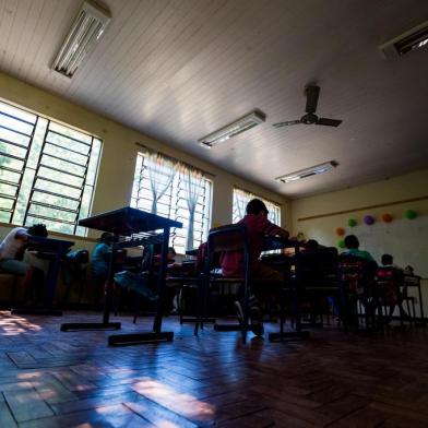  Viamão, RS, BRASIL, 14/03/2018 : Escola Estadual de Ensino Fundamental Érico Veríssimo está sem luz desde o começo das aulas e não tem previsão de voltar o serviço. professores e alunos improvisam em sala de aula. (Omar Freitas/Agência RBS)Indexador: Omar Freitas<!-- NICAID(13454968) -->