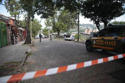 PORTO ALEGRE, RS, BRASI, 10-12-2018. Dois homens foram mortos na tarde desta segunda-feira (10), no bairro Teresópolis, na zona sul de Porto Alegre. Segundo informações preliminares, o duplo homicídio aconteceu na Rua Antônio Divan, próximo ao cruzamento com a Rua Sepé Tiaraju. (ANDRÉ ÁVILA/AGÊNCIA RBS)<!-- NICAID(13869883) -->