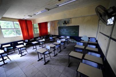  PORTO ALEGRE, RS, BRASIL, 26/11/2019- Problemas na infraestrutura da Escola Municipal de Ensino Médio Emílio Meyer. Sala interditada por infiltração.(FOTOGRAFO: RONALDO BERNARDI / AGENCIA RBS)<!-- NICAID(14338153) -->