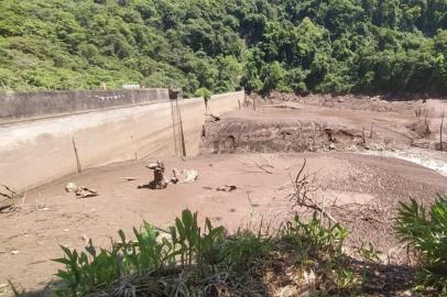  Esvaziamento de reservatório de Barragem de Laranjeiras provoca morte de peixes e desabastecimento em Três Coroas.<!-- NICAID(14621428) -->