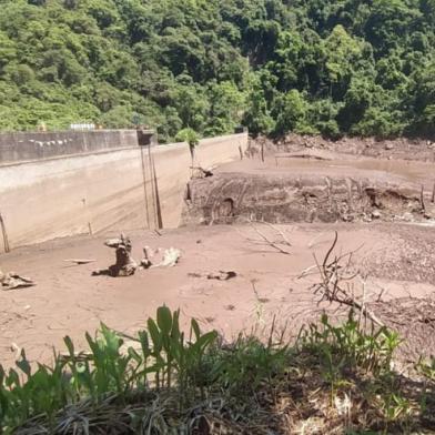  Esvaziamento de reservatório de Barragem de Laranjeiras provoca morte de peixes e desabastecimento em Três Coroas.<!-- NICAID(14621428) -->