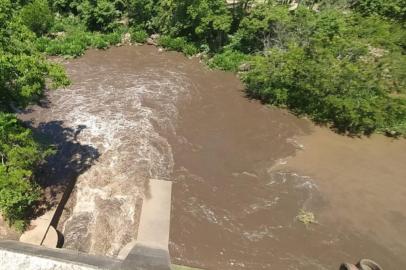  Esvaziamento de reservatório de Barragem de Laranjeiras provoca morte de peixes e desabastecimento em Três Coroas.<!-- NICAID(14621429) -->