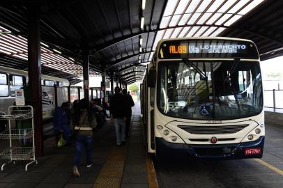  CAXIAS DO SUL, RS, BRASIL, 07/05/2020. Sobe em mais de 1.500% o número de idosos no transporte coletivo com a liberação da gratuidade acima de 65 anos. De cerca de 300 passes por dia que estavam transitando em ônibus nas últimas semanas, ontem foram 5.350 usuários idosos nos coletivos. Movimento na EPI Floresta. (Porthus Junior/Agência RBS)<!-- NICAID(14495069) -->