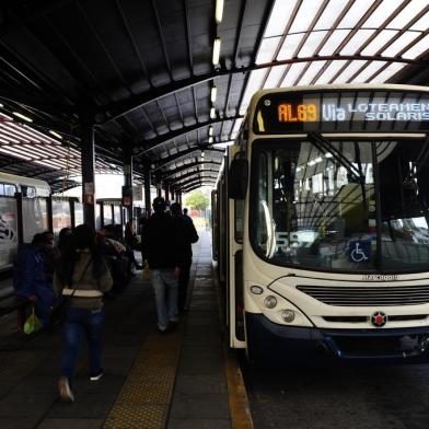  CAXIAS DO SUL, RS, BRASIL, 07/05/2020. Sobe em mais de 1.500% o número de idosos no transporte coletivo com a liberação da gratuidade acima de 65 anos. De cerca de 300 passes por dia que estavam transitando em ônibus nas últimas semanas, ontem foram 5.350 usuários idosos nos coletivos. Movimento na EPI Floresta. (Porthus Junior/Agência RBS)<!-- NICAID(14495069) -->