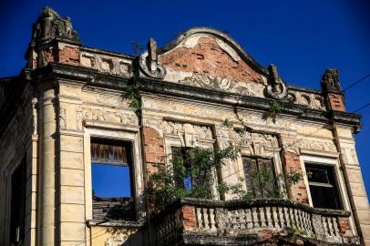  PORTO ALEGRE, RS, BRASIL - 2020.10.19 - A ideia é contar a história desse palacete de mais de cem anos, que era um dos vários solares de frente pro rio quando a voluntários ainda era colada no guaíba e um caminho super arborizado, habitado pela classe alta de POA. Depois de residência, esse mesmo imóvel foi um cabaré luxuoso, um dos lugares favoritos do Lupicínio Rodrigues em POA inclusive. (Foto: ANDRÉ ÁVILA/ Agência RBS)Indexador: Andre Avila<!-- NICAID(14620619) -->