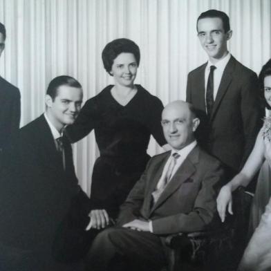 Clary Lazzarotto Michielon, que completou 100 anos em 8 de agosto de 2020. Na foto, Clary, o marido Nelson Michielon e os filhos Raul, Roberto, Neusa e Sergio (sentado) em 1962. Fotos das bodas de prata do casal, que celebrou união em 4 de dezembro de 1937.<!-- NICAID(14621083) -->