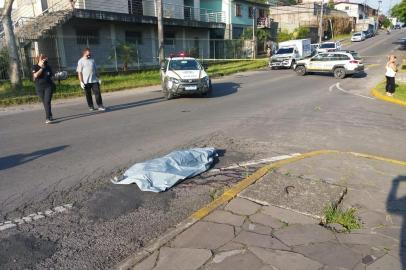 Um homem de 35 anos foi morto a tiros no bairro Esplanada, em Caxias do Sul, por volta de 16h desta quarta-feira (20). Segundo informações da Polícia Civil, testemunhas relataram que Cleiton Vieira Natividade, 35 anos, estava reunido com outras pessoas em uma praça na Rua Irmã Geni quando dois homens se aproximaram em uma moto Honda CG preta. Um deles disparou contra Natividade, que tentou correr, mas foi atingido por dois tiros na cabeça e um nas costas. Ele morreu no local.<!-- NICAID(14621651) -->