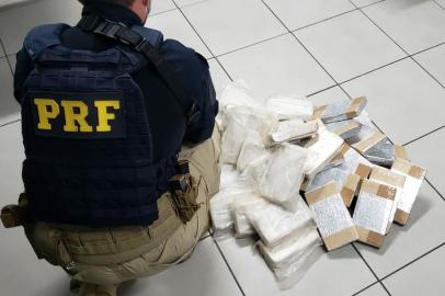 A Polícia Rodoviária Federal (PRF) prendeu dois homens que deveriam estar cumprindo prisão domiciliar transportando 41 quilos de cocaína na BR-116, em Pelotas. Os criminosos foram presos na noite desta terça-feira (20) após serem abordados na rodovia.A abordagem da PRF ocorreu após os agentes receberem informações do serviço de inteligência de que um veículo Fiat Siena, emplacado em Canoas, estaria transportando drogas da Capital para o sul do Estado.