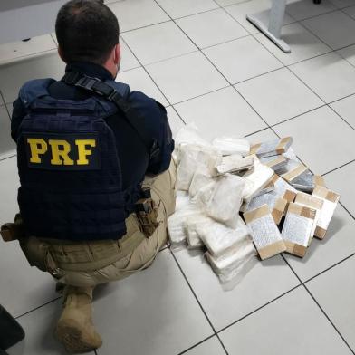 A Polícia Rodoviária Federal (PRF) prendeu dois homens que deveriam estar cumprindo prisão domiciliar transportando 41 quilos de cocaína na BR-116, em Pelotas. Os criminosos foram presos na noite desta terça-feira (20) após serem abordados na rodovia.A abordagem da PRF ocorreu após os agentes receberem informações do serviço de inteligência de que um veículo Fiat Siena, emplacado em Canoas, estaria transportando drogas da Capital para o sul do Estado.