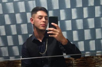  Guilherme Santhiago Rodrigues dos Santos, 19 anos, um dos três jovens que teve a vida interrompida precocemente em acidente de trânsito na RS-153, no limite entre Passo Fundo e Esmeraldina, no último domingo (18). <!-- NICAID(14622416) -->