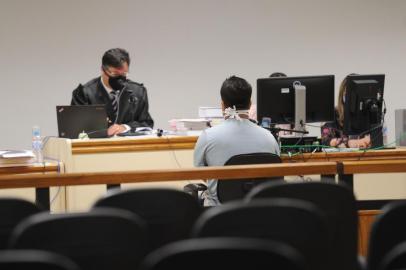  CAXIAS DO SUL, RS, BRASIL, 21/10/2020 -Juri de Rafael Souza dos Santos, acusado de matar a companheira e a avó dela. Familiares das vítimas protestaram em frente ao fórum pedindo justiça. (Marcelo Casagrande/Agência RBS)<!-- NICAID(14621980) -->