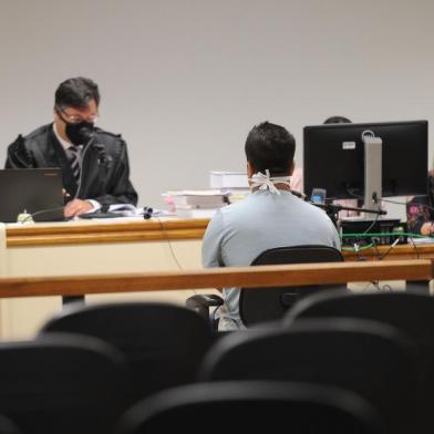  CAXIAS DO SUL, RS, BRASIL, 21/10/2020 -Juri de Rafael Souza dos Santos, acusado de matar a companheira e a avó dela. Familiares das vítimas protestaram em frente ao fórum pedindo justiça. (Marcelo Casagrande/Agência RBS)<!-- NICAID(14621980) -->