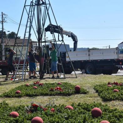  A decoração do Natal no Jardim da Serra Gaúcha 2020 começou a ser instalada em Nova Petrópolis nesta terça-feira (20).<!-- NICAID(14622428) -->