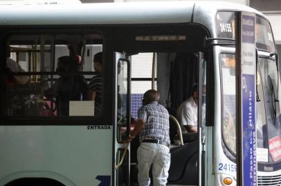  PORTO ALEGRE, RS, BRASIL, 21-10-2020: Movimentação de passageiros em terminais de ônibus na região central de Porto Alegre em paradas de coletivos que circulam pela Região Metropolitana da capital. (Foto: Mateus Bruxel / Agência RBS)Indexador: Mateus Bruxel