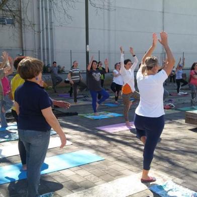 Yoga na Praça<!-- NICAID(13899638) -->