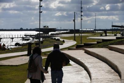  PORTO ALEGRE, RS, BRASIL - 02.07.2020 - Prefeitura lança edital de concessão do Parque Harmonia e do trecho 1 da Orla. Na imagem: Trecho 1 da Orla do Guaíba. (Foto: Félix Zucco/Agencia RBS)<!-- NICAID(14536328) -->