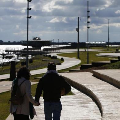  PORTO ALEGRE, RS, BRASIL - 02.07.2020 - Prefeitura lança edital de concessão do Parque Harmonia e do trecho 1 da Orla. Na imagem: Trecho 1 da Orla do Guaíba. (Foto: Félix Zucco/Agencia RBS)<!-- NICAID(14536328) -->