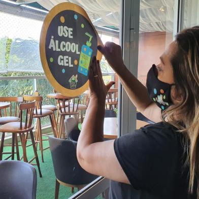 Donos de casas de festas foram os primeiros a terem seus estabelecimentos fechados por causa da pandemia de coronavírus, ficando sete meses de portas cerradas. A possibilidade de dias melhores surgiu esta semana, com a publicação do decreto da prefeitura de Porto Alegre que libera a realização de festas de aniversário, formaturas, reuniões, entre outros, desde que algumas regras sejam seguidas. A maioria dos empresários relata que a notícia pouco atiçou a clientela ¿ que, em sua maioria, já havia adiado os festejos para 2021.<!-- NICAID(14623383) -->