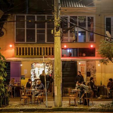  PORTO ALEGRE, RS, BRASIL - 08.10.2020 - O bar Ocidente anunciou, nesta quarta-feira (7), que retornou às atividades. Devido às restrições impostas pela pandemia, a tradicional casa noturna reabriu como pub. (Foto: Marco Favero/Agencia RBS)<!-- NICAID(14612688) -->