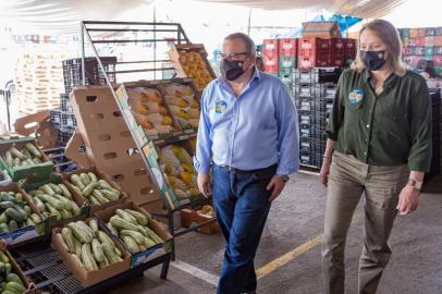 Candidatos a prefeito e vice de Caxias do Sul pelo Patriota, Nelson D¿Arrigo e Andréia Garbin, visitaram produtores e comerciantes na CEASA.<!-- NICAID(14623361) -->