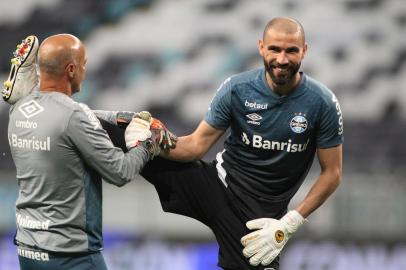  Brazils Gremio goalkeeper Vanderlei warms up before the closed-door Copa Libertadores group phase football match against Colombias America de Cali at the Arena do Gremio stadium in Porto Alegre, Brazil, on October 22, 2020, amid the COVID-19 novel coronavirus pandemic. (Photo by Silvio Avila / POOL / AFP)Editoria: SPOLocal: Porto AlegreIndexador: SILVIO AVILASecao: soccerFonte: POOLFotógrafo: STR<!-- NICAID(14623667) -->