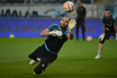  Brazil's Gremio goalkeeper Vanderlei warms up before the closed-door Copa Libertadores group phase football match against Colombia's America de Cali at the Arena do Gremio stadium in Porto Alegre, Brazil, on October 22, 2020, amid the COVID-19 novel coronavirus pandemic. (Photo by SILVIO AVILA / POOL / AFP)Editoria: SPOLocal: Porto AlegreIndexador: SILVIO AVILASecao: soccerFonte: POOLFotógrafo: STR<!-- NICAID(14623666) -->