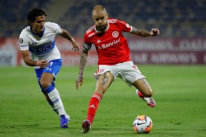  Chiles Universidad Catolica Ignacio Saavedra (L) challenges Brazils Internacional Argentine Andres DAlessandro during their closed-door Copa Libertadores group phase football match at the Estadio San Carlos de Apoquindo stadium in Santiago, on October 22, 2020, amid the COVID-19 novel coronavirus pandemic. (Photo by Alberto VALDES / POOL / AFP)Editoria: SPOLocal: SantiagoIndexador: ALBERTO VALDESSecao: soccerFonte: POOLFotógrafo: STR<!-- NICAID(14623690) -->