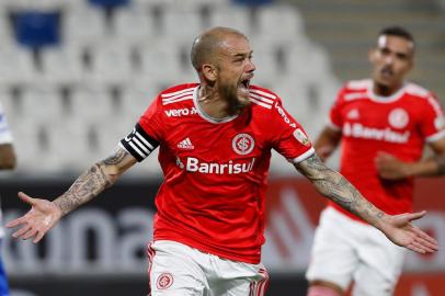  Brazils Internacional Argentine Andres DAlessandro celebrates after scoring against Chiles Universidad Catolica during their closed-door Copa Libertadores group phase football match at the Estadio San Carlos de Apoquindo stadium in Santiago, on October 22, 2020, amid the COVID-19 novel coronavirus pandemic. (Photo by Alberto Valdes / POOL / AFP)Editoria: SPOLocal: SantiagoIndexador: ALBERTO VALDESSecao: soccerFonte: POOLFotógrafo: STR<!-- NICAID(14623713) -->