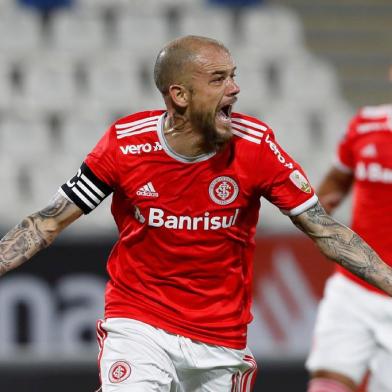  Brazil's Internacional Argentine Andres D'Alessandro celebrates after scoring against Chile's Universidad Catolica during their closed-door Copa Libertadores group phase football match at the Estadio San Carlos de Apoquindo stadium in Santiago, on October 22, 2020, amid the COVID-19 novel coronavirus pandemic. (Photo by Alberto Valdes / POOL / AFP)Editoria: SPOLocal: SantiagoIndexador: ALBERTO VALDESSecao: soccerFonte: POOLFotógrafo: STR<!-- NICAID(14623713) -->