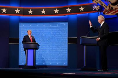  US President Donald Trump (L) and Democratic Presidential candidate and former US Vice President Joe Biden arrive onstage for the final presidential debate at Belmont University in Nashville, Tennessee, on October 22, 2020. (Photo by Jim WATSON / AFP)Editoria: POLLocal: NashvilleIndexador: JIM WATSONSecao: electionFonte: AFPFotógrafo: STF<!-- NICAID(14623740) -->