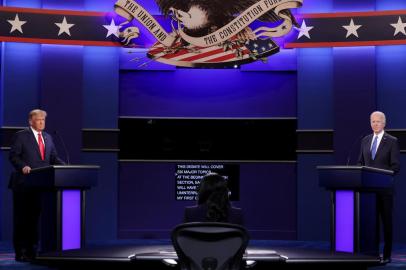  US President Donald Trump (L) and Democratic Presidential candidate and former US Vice President Joe Biden participate in the final presidential debate at Belmont University in Nashville, Tennessee, on October 22, 2020. (Photo by Chip Somodevilla / POOL / AFP)Editoria: POLLocal: NashvilleIndexador: CHIP SOMODEVILLASecao: electionFonte: POOLFotógrafo: STR<!-- NICAID(14623739) -->