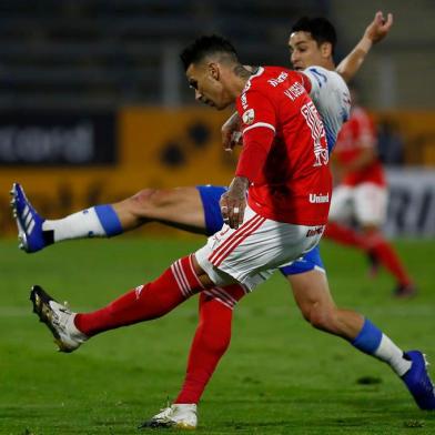  Chiles Universidad Catolica forward, Argentine Fernando Zampedri (behind), and Brazils Internacional defender, Argentine Victor Cuesta, vie for the ball during their closed-door Copa Libertadores group phase football match at the Estadio San Carlos de Apoquindo stadium in Santiago, on October 22, 2020, amid the COVID-19 novel coronavirus pandemic. (Photo by Marcelo HERNANDEZ / POOL / AFP)Editoria: SPOLocal: SantiagoIndexador: MARCELO HERNANDEZSecao: soccerFonte: POOLFotógrafo: STR<!-- NICAID(14623811) -->