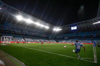  Brazil's Gremio Robinho (R) takes a corner-kick during the closed-door Copa Libertadores group phase football match against Colombia's America de Cali at the Arena do Gremio stadium in Porto Alegre, Brazil, on October 22, 2020, amid the COVID-19 novel coronavirus pandemic. (Photo by DIEGO VARA / POOL / AFP)Editoria: SPOLocal: Porto AlegreIndexador: DIEGO VARASecao: soccerFonte: POOLFotógrafo: STR<!-- NICAID(14623814) -->