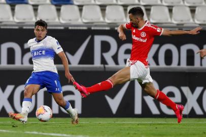  Chiles Universidad Catolica defender Raimundo Rebolledo and Brazils Internacional defender Uendel (R) vie for the ball during their closed-door Copa Libertadores group phase football match at the Estadio San Carlos de Apoquindo stadium in Santiago, on October 22, 2020, amid the COVID-19 novel coronavirus pandemic. (Photo by Alberto Valdes / POOL / AFP)Editoria: SPOLocal: SantiagoIndexador: ALBERTO VALDESSecao: soccerFonte: POOLFotógrafo: STR<!-- NICAID(14623882) -->