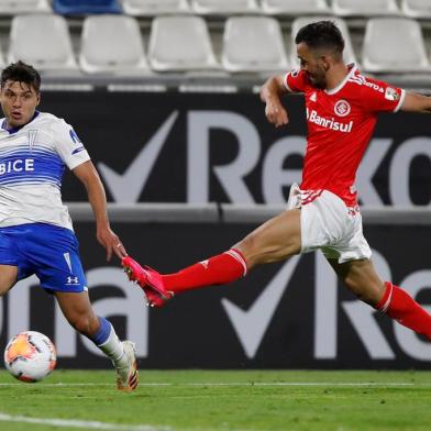  Chiles Universidad Catolica defender Raimundo Rebolledo and Brazils Internacional defender Uendel (R) vie for the ball during their closed-door Copa Libertadores group phase football match at the Estadio San Carlos de Apoquindo stadium in Santiago, on October 22, 2020, amid the COVID-19 novel coronavirus pandemic. (Photo by Alberto Valdes / POOL / AFP)Editoria: SPOLocal: SantiagoIndexador: ALBERTO VALDESSecao: soccerFonte: POOLFotógrafo: STR<!-- NICAID(14623882) -->