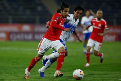  Chiles Universidad Catolica midfielder Ignacio Saavedra (R) and Brazils Internacional midfielder Nonato vie for the ball during their closed-door Copa Libertadores group phase football match at the Estadio San Carlos de Apoquindo stadium in Santiago, on October 22, 2020, amid the COVID-19 novel coronavirus pandemic. (Photo by Marcelo HERNANDEZ / POOL / AFP)Editoria: SPOLocal: SantiagoIndexador: MARCELO HERNANDEZSecao: soccerFonte: POOLFotógrafo: STR<!-- NICAID(14623886) -->