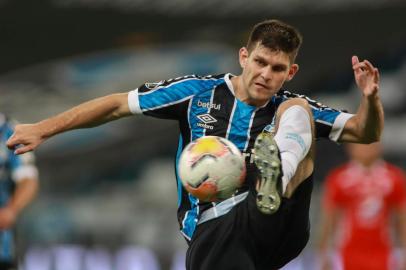  Brazils Gremio Argentine Walter Kannemann strikes the ball during the closed-door Copa Libertadores group phase football match against Colombias America de Cali at the Arena do Gremio stadium in Porto Alegre, Brazil, on October 22, 2020, amid the COVID-19 novel coronavirus pandemic. (Photo by SILVIO AVILA / POOL / AFP)Editoria: SPOLocal: Porto AlegreIndexador: SILVIO AVILASecao: soccerFonte: POOLFotógrafo: STR<!-- NICAID(14623925) -->