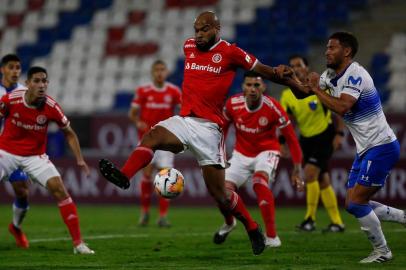  Brazils Internacional defender Rodrigo Moledo (C) controls the ball during a closed-door Copa Libertadores group phase football match against Chiles Universidad Catolica at the Estadio San Carlos de Apoquindo stadium in Santiago, on October 22, 2020, amid the COVID-19 novel coronavirus pandemic. (Photo by Marcelo HERNANDEZ / POOL / AFP)Editoria: SPOLocal: SantiagoIndexador: MARCELO HERNANDEZSecao: soccerFonte: POOLFotógrafo: STR<!-- NICAID(14623929) -->