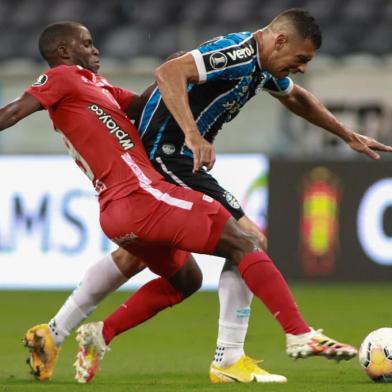  Colombias America de Cali Luis Paz (L) and Brazils Gremio Diego Souza vie for the ball during their closed-door Copa Libertadores group phase football match at the Arena do Gremio stadium in Porto Alegre, Brazil, on October 22, 2020, amid the COVID-19 novel coronavirus pandemic. (Photo by SILVIO AVILA / POOL / AFP)Editoria: SPOLocal: Porto AlegreIndexador: SILVIO AVILASecao: soccerFonte: POOLFotógrafo: STR<!-- NICAID(14623999) -->