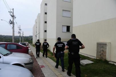  VIAMÃO,RS,BRASIL.2020,10,23.Operação Quimera,desacadeada pela Polícia Civil,para desarticular,facções que uniram para expulsar moradores,do Condominio Popular Viver,na Vila Augusta.(RONALDO BERNARDI/AGENCIA RBS).<!-- NICAID(14624040) -->