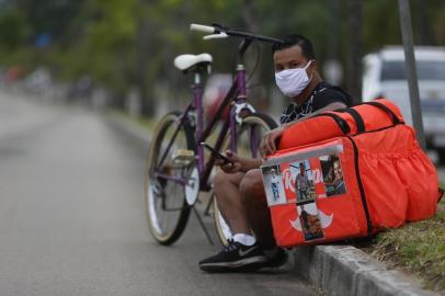  PORTO ALEGRE, RS, BRASIL, 23/10/2020- Cristiano Luiz Soares de Soares é chaveiro e com a pandemia começou a fazer entregas de bicicleta para complementar a renda. Foto:  Lauro Alves  / Agencia RBS<!-- NICAID(14624088) -->